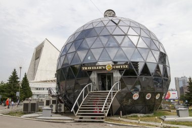Novosibirsk, Rusya Federasyonu - Haziran 28: kafe novosibirsk 28 Haziran 2014 tarihinde bir büyük cam kase şeklinde.