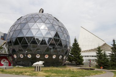 Novosibirsk, Rusya Federasyonu - Haziran 28: kafe novosibirsk 28 Haziran 2014 tarihinde bir büyük cam kase şeklinde.