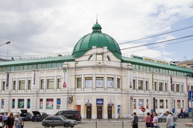 İki sokak köşesinde Barok tarzı eski bina