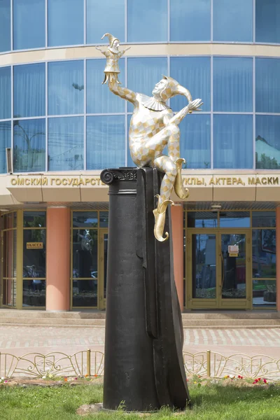 Skulptur Clown in Omsk über Puppentheater — Stockfoto