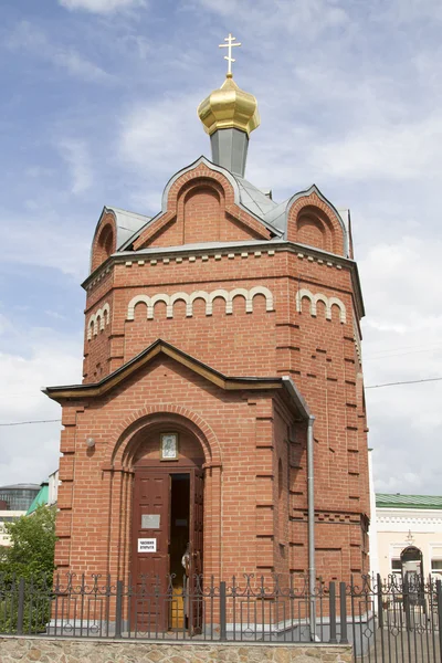 Небольшая кирпичная часовня в Омске — стоковое фото