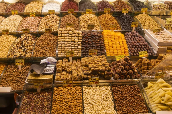 oriental tatlı ve kuruyemiş istanbul'da pazarda satış