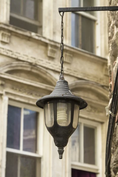 Alte Laterne auf einem mittelalterlichen Gebäude — Stockfoto