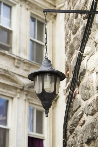 Alte Laterne auf einem mittelalterlichen Gebäude — Stockfoto