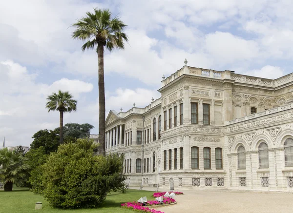 Byggnaden av dolmabahce-palatset i istanbul — Stockfoto