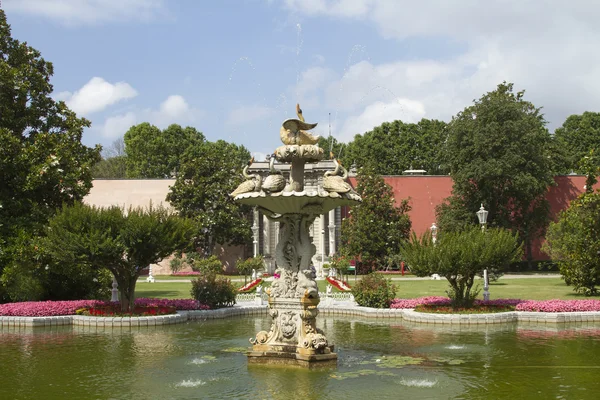 ISTANBUL - 4 de julio Fuente en el parque del Palacio Dolmabahce el 4 de julio de 2014 en Estambul — Foto de Stock