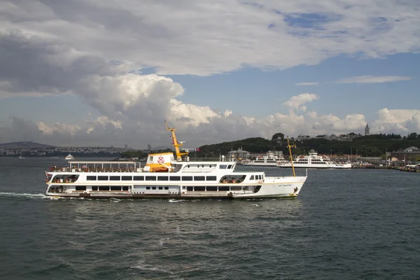 ISTANBUL - 4 IULIE: Nava marină care plutește între părțile europene și asiatice ale Istanbulului, pe 4 iulie 2014, la Istanbul . — Fotografie, imagine de stoc