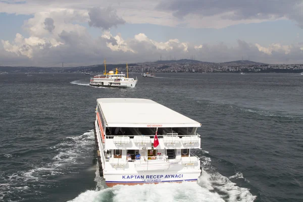 ISTANBUL - 4 LUGLIO: Nave marittima in servizio tra la parte europea e asiatica di Istanbul il 4 luglio 2014 a Istanbul . — Foto Stock