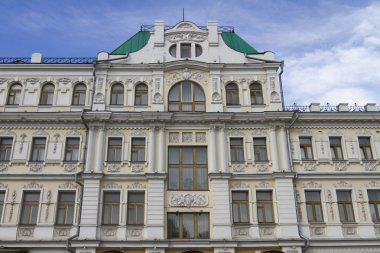 omsk klasik stilde eski bir binanın dış cephe