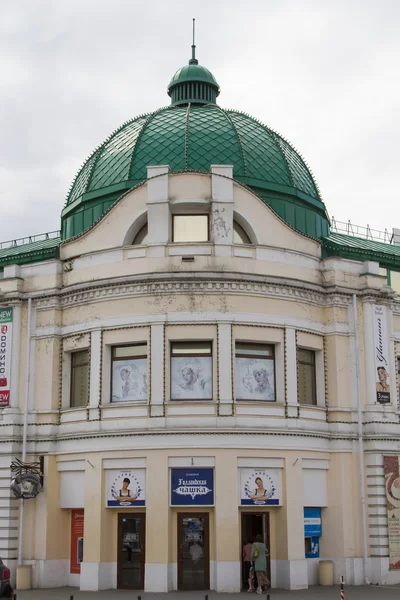 Fasáda staré budovy v klasickém stylu v Omsku — Stock fotografie