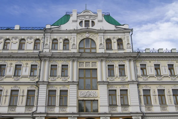 Facade of an old building in the classical style in Omsk — Stock Photo, Image