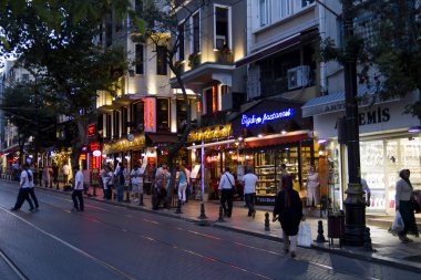 Turistler Istanbul ' 10 Temmuz 2014 Istanbul akşam sokaklarında yürüyüş.