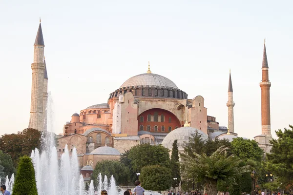 Vista de la Santa Sofía desde la Mezquita Azul de Estambul — Foto de Stock