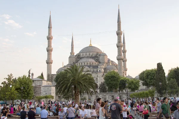 Turistas en la plaza frente a la mezquita azul en 11 de julio de 2014 en Estambul. — 图库照片