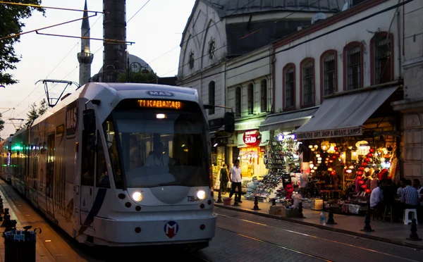 Tourists stroll through the evening streets of Istanbul on July 10, 2014 in Istanbul. — Stock Photo, Image