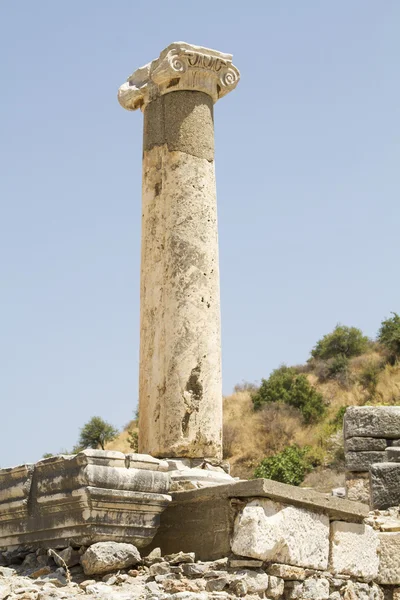 Las ruinas de la antigua ciudad de Éfeso, situada en el territorio de la Turquía moderna — Foto de Stock