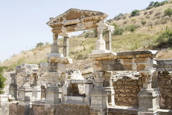 Las ruinas de la antigua ciudad de Éfeso, situada en el territorio de la Turquía moderna — Foto de Stock