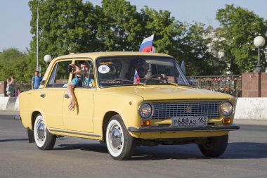 Togliatti, Rusya Federasyonu - Haziran 1: eski arabalar togliatti şehir gün 1 Haziran 2014 yılında togliatti üzerinde geçit töreni.