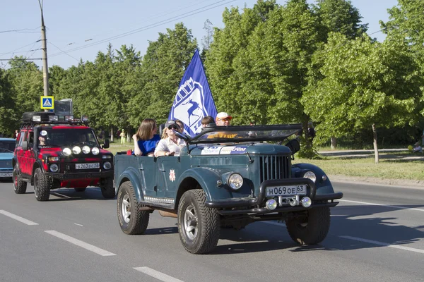 TOGLIATTI, RUSSIA - JUNE 1: Parade of old cars on the City Day in Togliatti on June 1, 2014 in Togliatti. — Stock Photo, Image