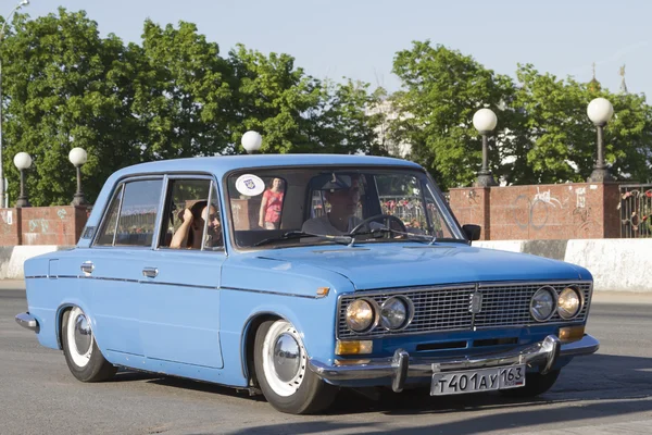 TOGLIATTI, RUSIA - 1 DE JUNIO: Desfile de coches viejos en el Día de la Ciudad en Togliatti el 1 de junio de 2014 en Togliatti . — Foto de Stock