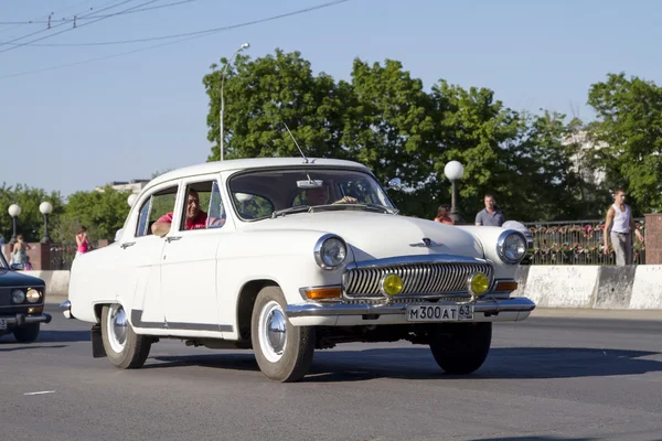 Togliatti, Ryssland - 1 juni: parad av gamla bilar på stadens dag i togliatti på 1 juni 2014 i togliatti. — Stockfoto