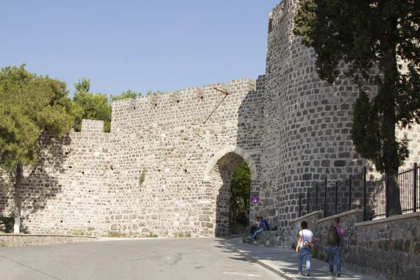 很多游客参观堡垒 kadifekale 伊兹密尔 — 图库照片