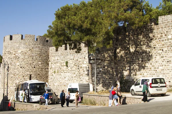 Muchos turistas visitan la fortaleza Kadifekale Izmir — Foto de Stock