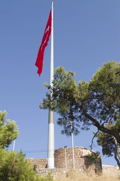 Turkish flag in the fortress in Izmir — Stock Photo, Image