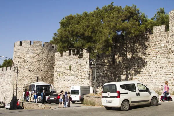 Mnoho turistů navštívit pevnost kadifekale izmir — Stock fotografie