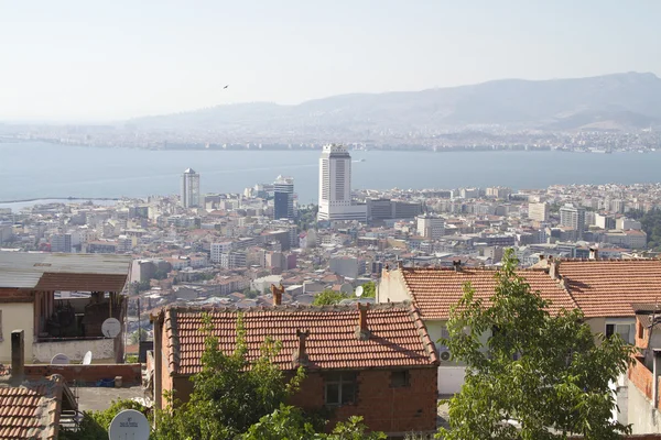 Pohled na město z výšky izmir pevnosti kadifekale na 9 července 2014 v Izmiru. — Stock fotografie