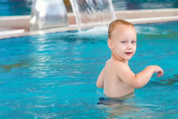 Liten pojke i poolen — Stockfoto