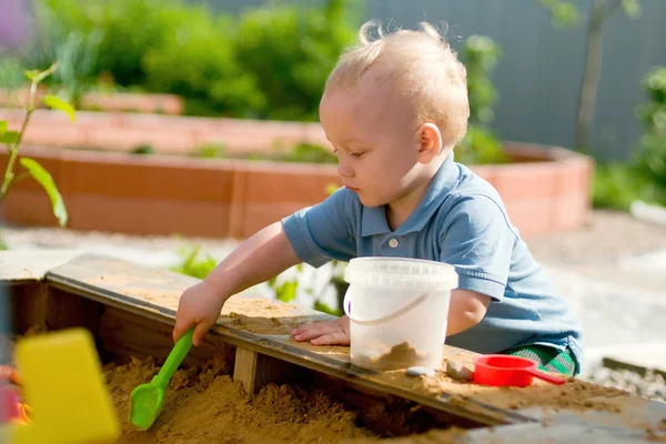 小男孩在沙坑里玩 — 图库照片