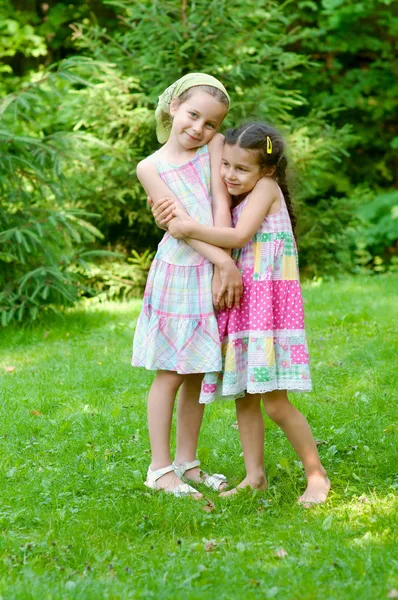 Dos adorables niñitas de pie juntas —  Fotos de Stock