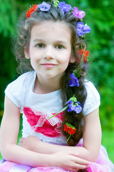 Aranyos kis lány a szabadban — Stock Fotó