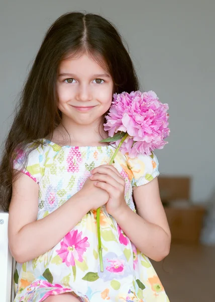 모란 꽃과 사랑 스러운 어린 소녀 — 스톡 사진