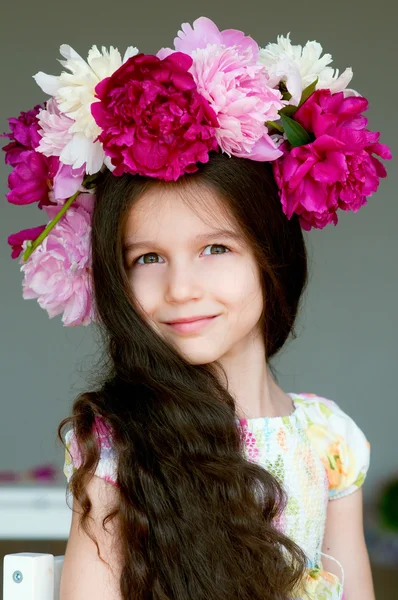 Menina adorável com grinalda de flores de peônia no estúdio Fotos De Bancos De Imagens