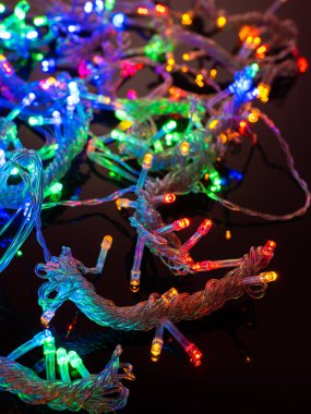 Koyu arkaplanda küçük kurşunlu çelenk.