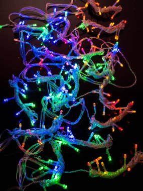 Koyu arkaplanda küçük kurşunlu çelenk.