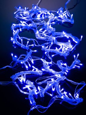 Koyu arkaplanda küçük kurşunlu çelenk.