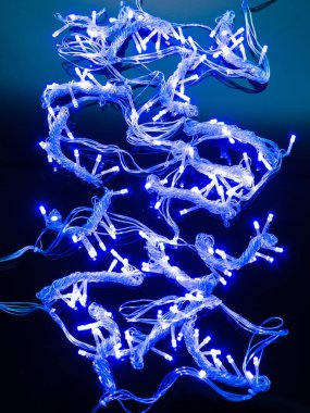 Koyu arkaplanda küçük kurşunlu çelenk.