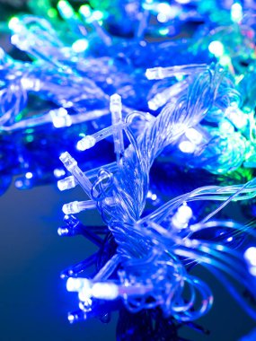 Koyu arkaplanda küçük kurşunlu çelenk.