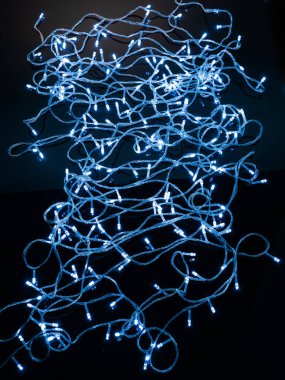 Koyu arkaplanda küçük kurşunlu çelenk.