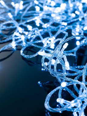 Koyu arkaplanda küçük kurşunlu çelenk.