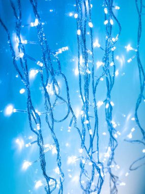 Koyu arkaplanda küçük kurşunlu çelenk.