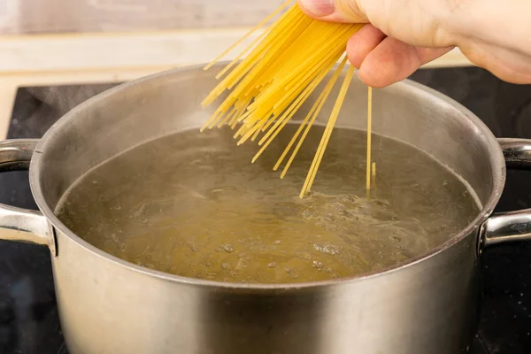 Vierta Pasta Espaguetis Una Olla Metal Con Agua Hirviendo —  Fotos de Stock