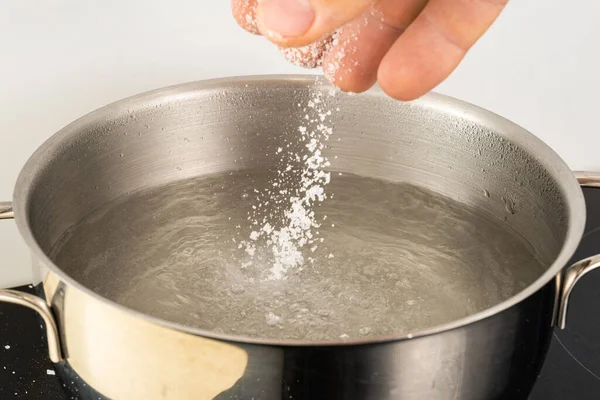 Giet Zout Een Metalen Pot Kokend Water Met Hand — Stockfoto