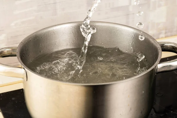 Лейте Горячую Воду Металлический Чайник Кипящей Водой — стоковое фото
