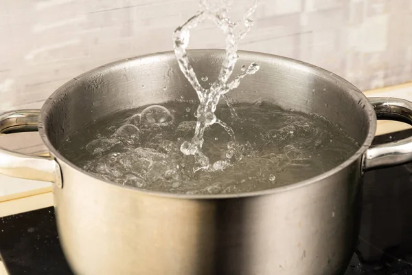 Лейте Горячую Воду Металлический Чайник Кипящей Водой — стоковое фото