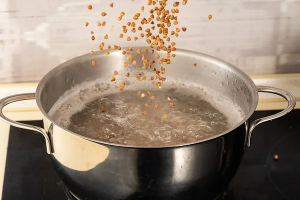 Лейте Гречку Металлическую Сковороду Кипящей Водой — стоковое фото