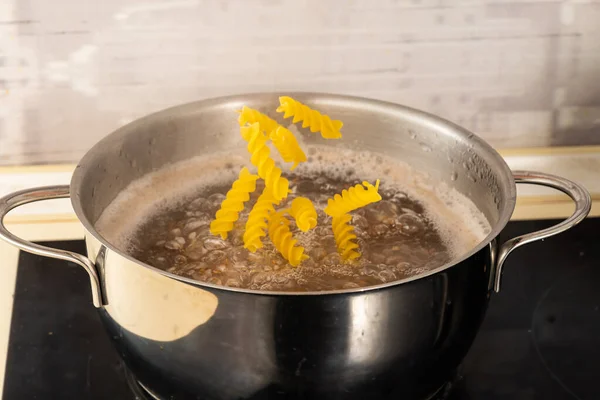 Лейте Спагетти Металлический Горшок Кипящей Водой — стоковое фото